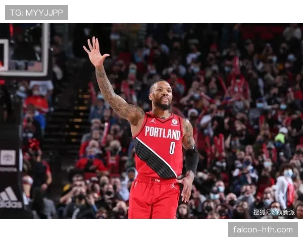 利拉德突破施压拉开空间，助开拓者关键时刻得分爆发