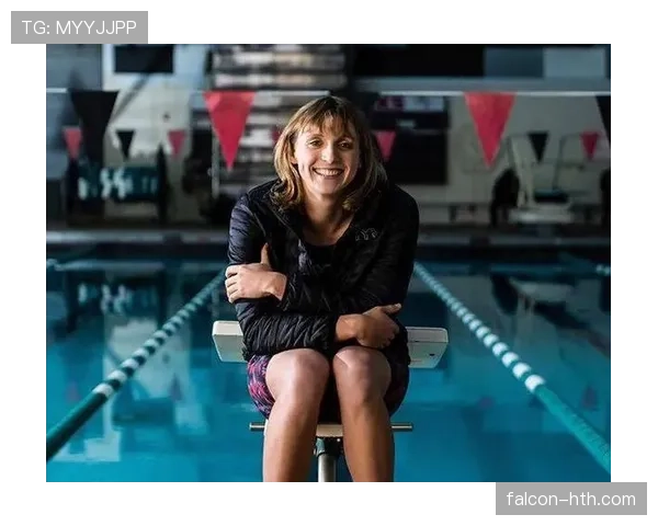 凯蒂·莱德基本来超模架势，结果训练间隙竟然背个塑料袋逛食堂？